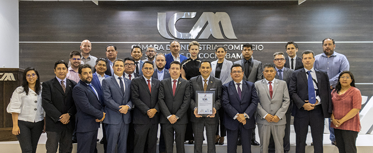 Presidente de IBNORCA Daniel Sánchez y Director Ejecutivo José Durán Guillén realizaron la entrega de la Certificación